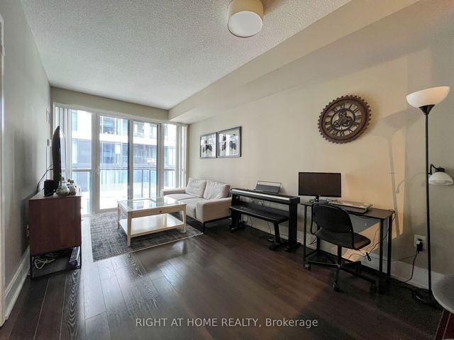 1002 - 560 Front St W