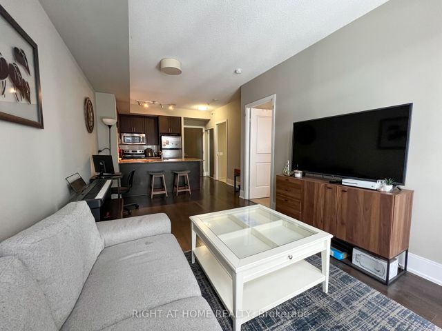 1002 - 560 Front St W
