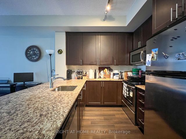 1002 - 560 Front St W