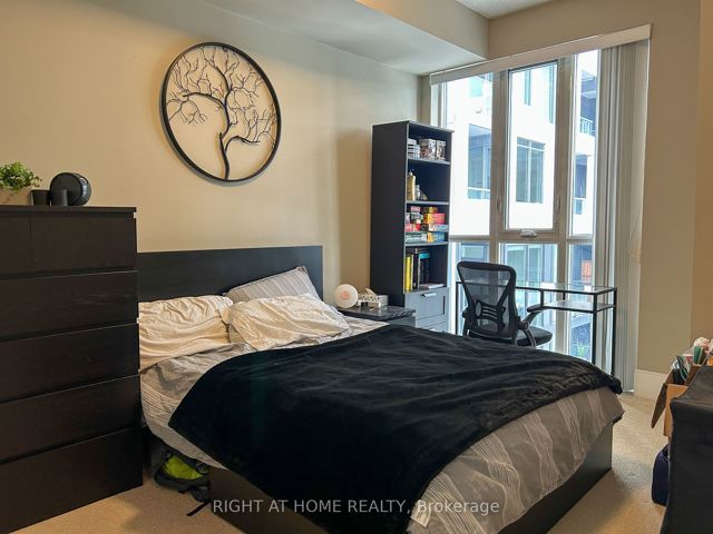 1002 - 560 Front St W