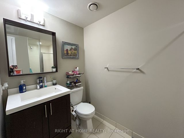 1002 - 560 Front St W