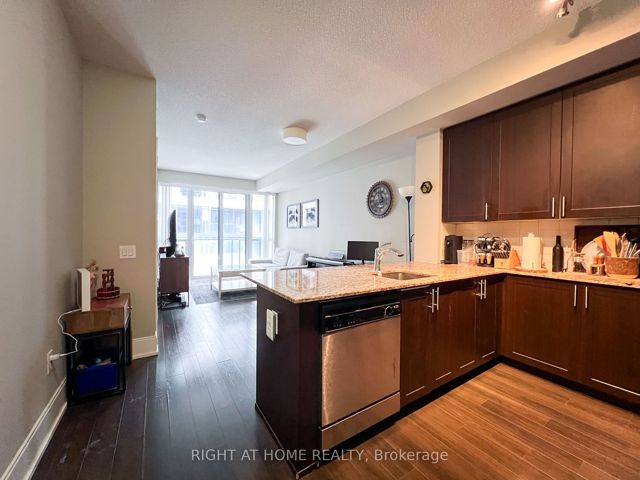 1002 - 560 Front St W