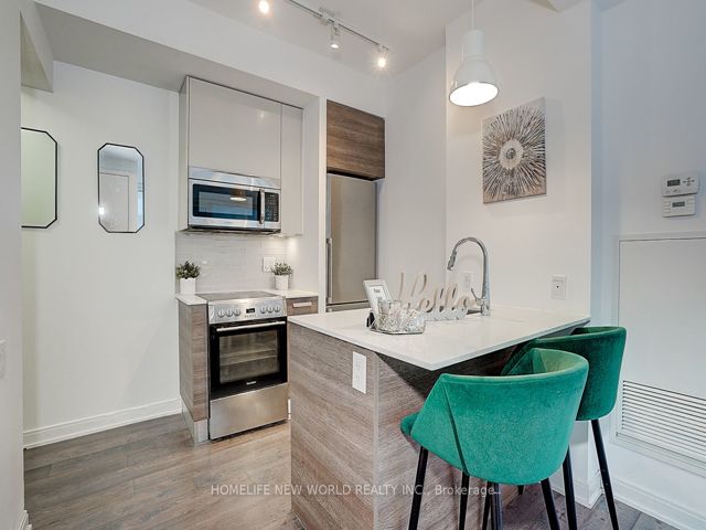 809 - 42 Charles St E