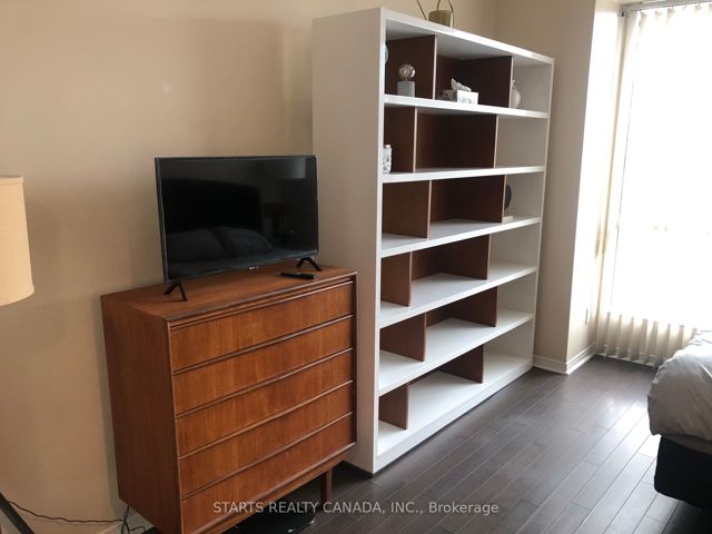 1602 - 7 King St E