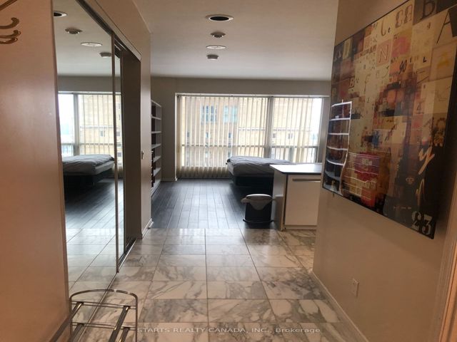 1602 - 7 King St E