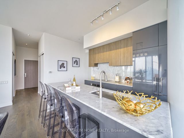 Ph05 - 161 Roehampton Ave