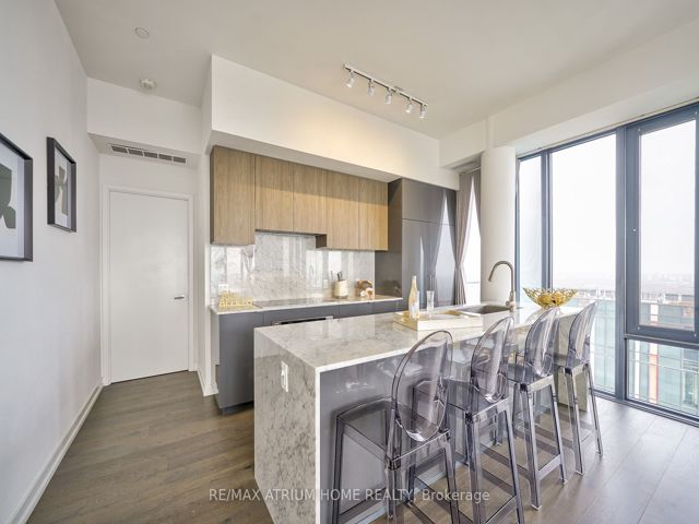 Ph05 - 161 Roehampton Ave
