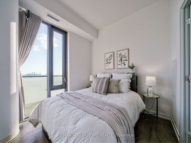 Ph05 - 161 Roehampton Ave