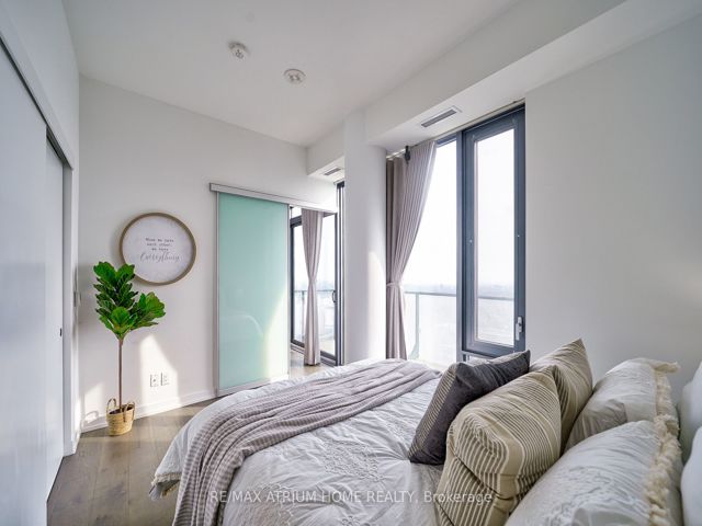 Ph05 - 161 Roehampton Ave