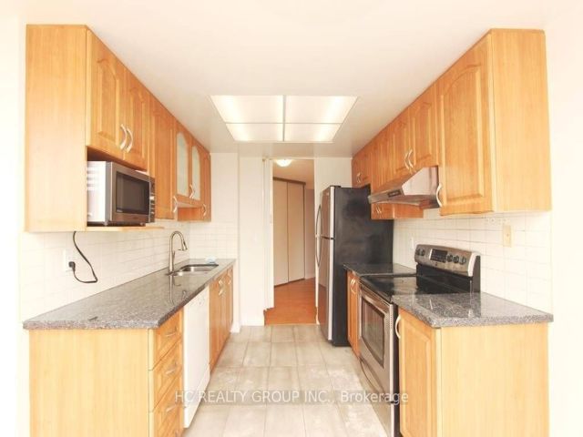 2216 - 7 Bishop Ave Ave