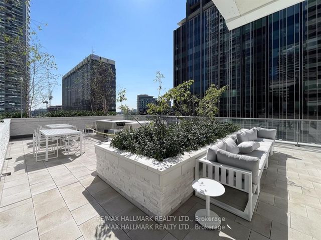 4702 - 2221 Yonge St