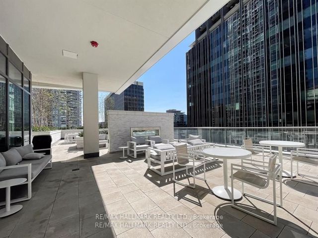 4702 - 2221 Yonge St