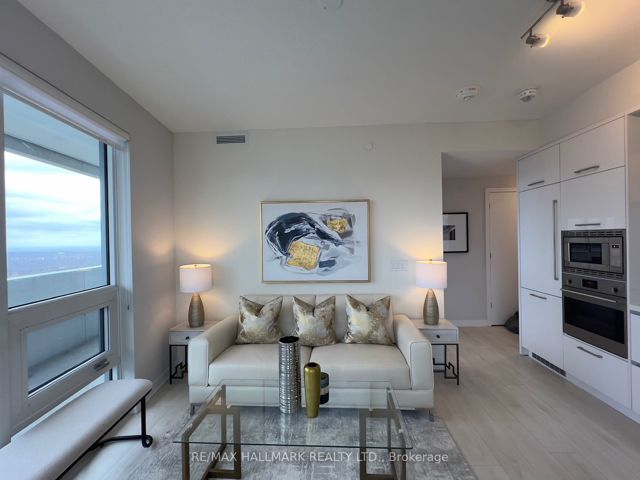 4702 - 2221 Yonge St