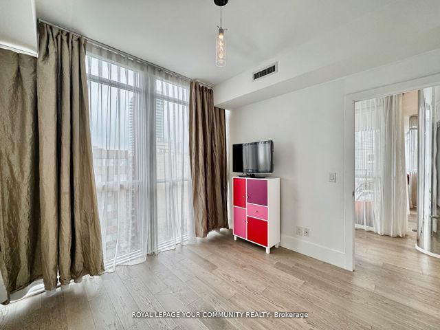 1307 - 32 Davenport Rd