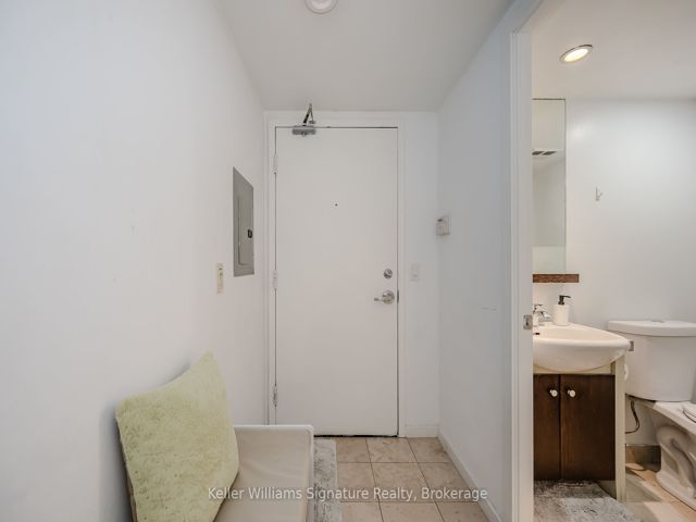 1010 - 8 York St