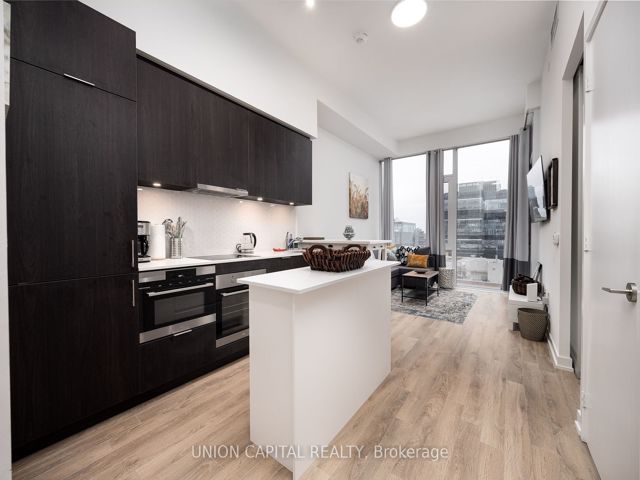 1313 - 158 Front St E