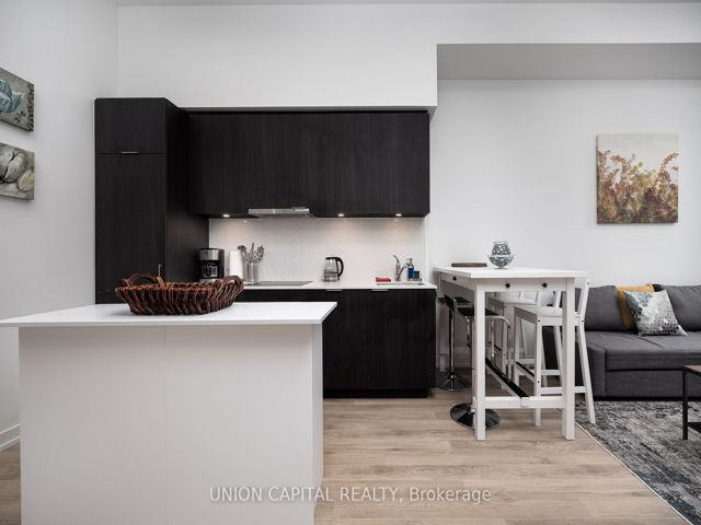 1313 - 158 Front St E