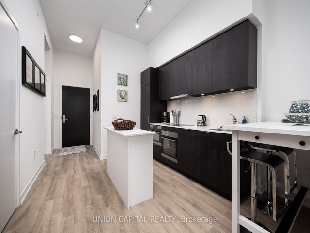 1313 - 158 Front St E