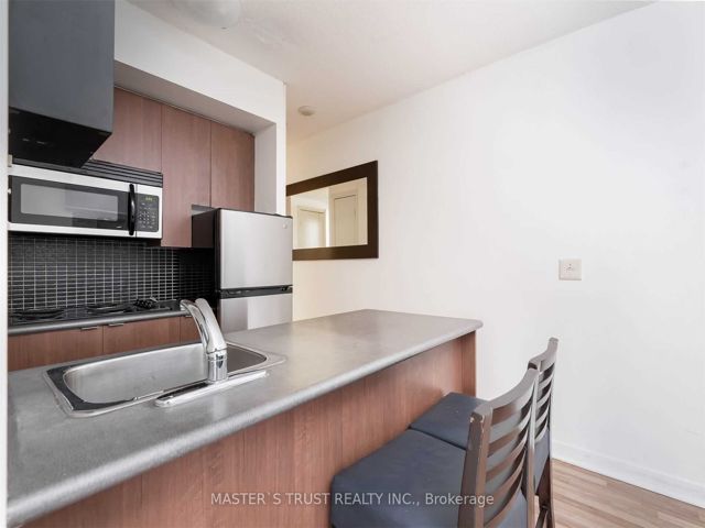 705 - 8 Colborne St