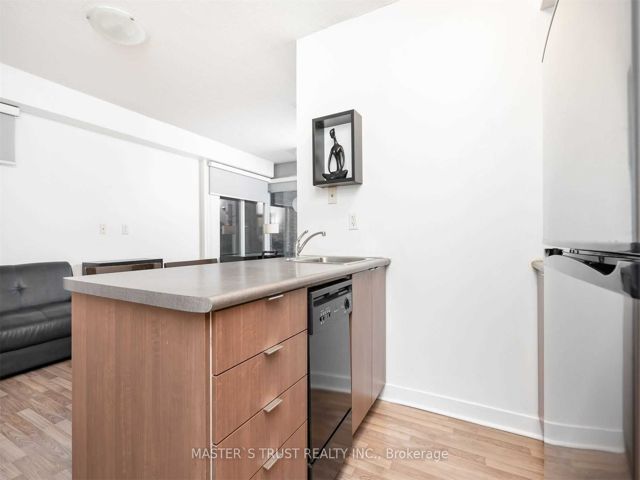 705 - 8 Colborne St