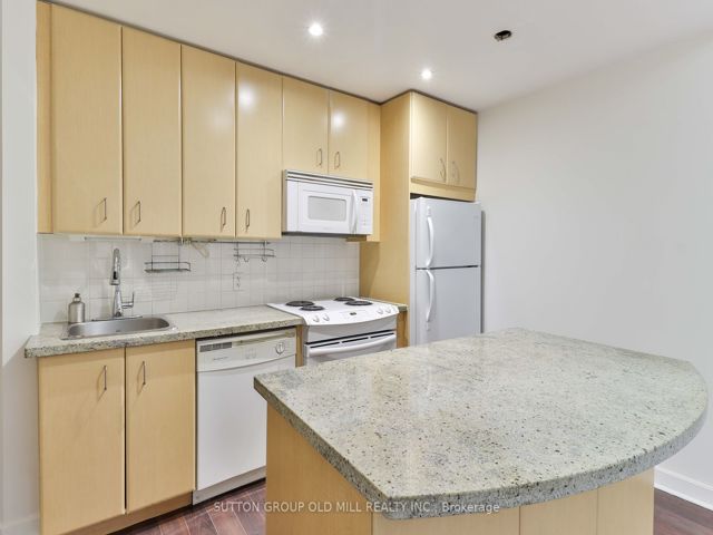 208 - 85 Bloor St E
