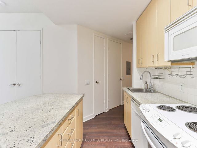 208 - 85 Bloor St E