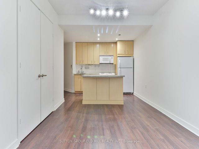 208 - 85 Bloor St E