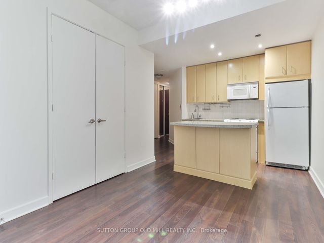 208 - 85 Bloor St E