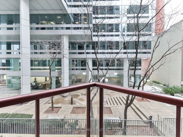 208 - 85 Bloor St E