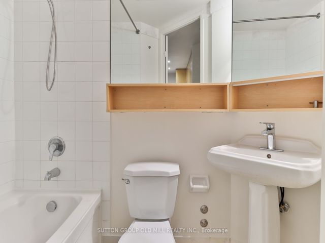 208 - 85 Bloor St E