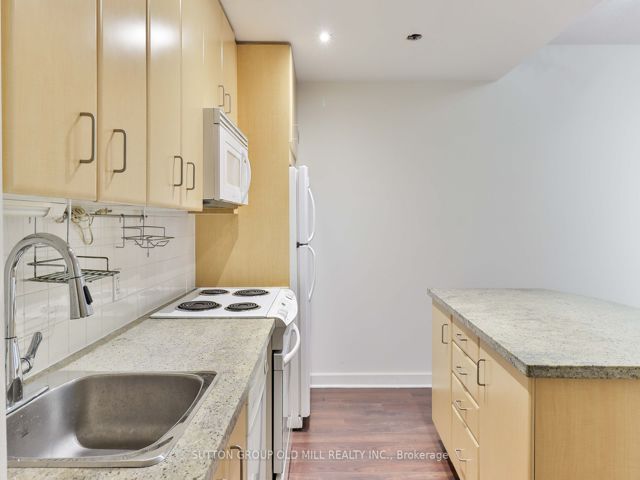208 - 85 Bloor St E