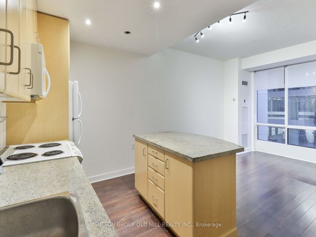 208 - 85 Bloor St E