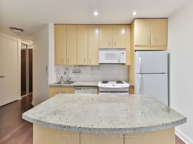 208 - 85 Bloor St E
