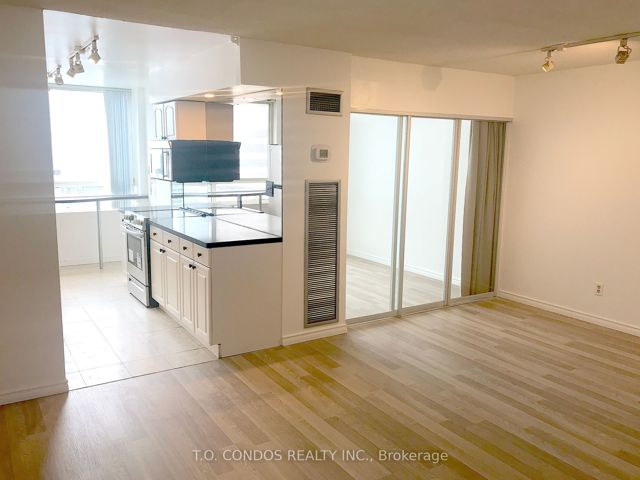 1808 - 633 Bay St