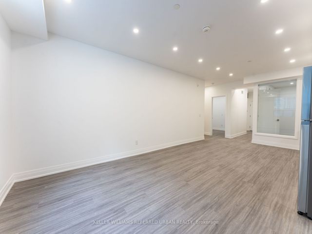 202 - 475 Queen St W