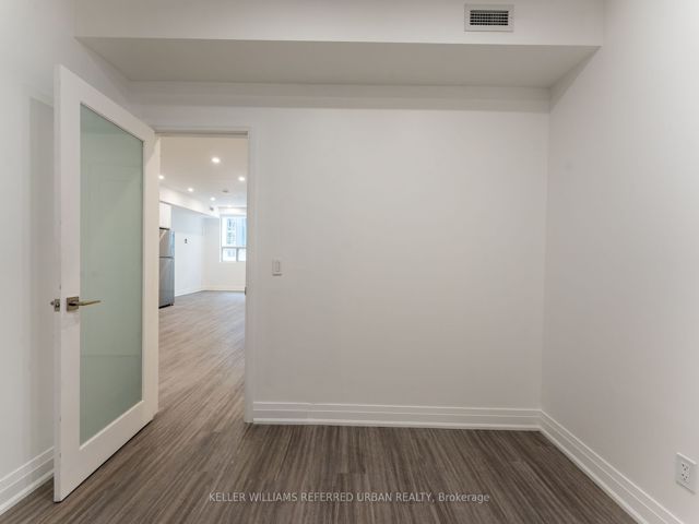 202 - 475 Queen St W