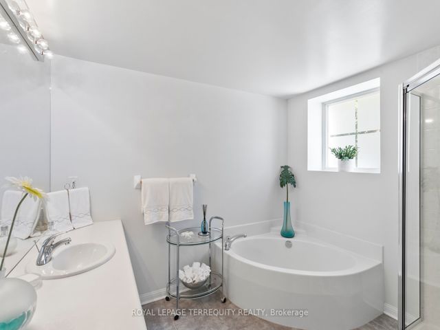 201 - 1801 Bayview Ave