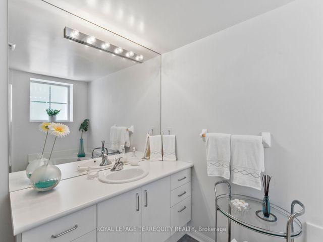 201 - 1801 Bayview Ave