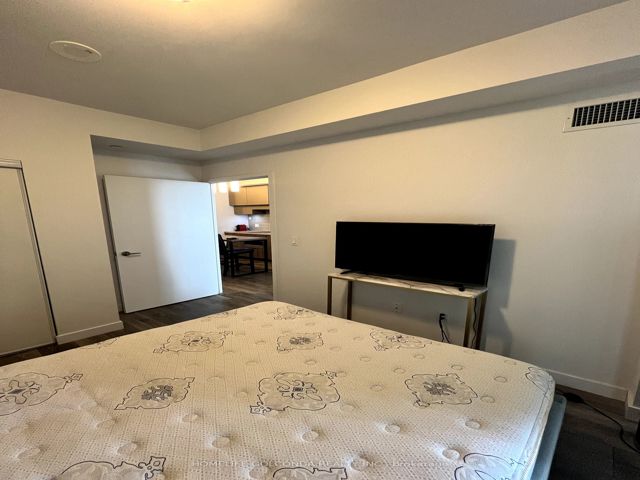504 - 8 Eglinton Ave E