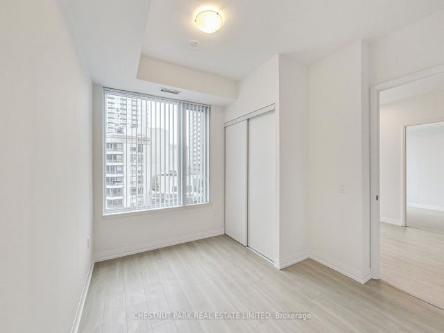 1601 - 25 Holly St
