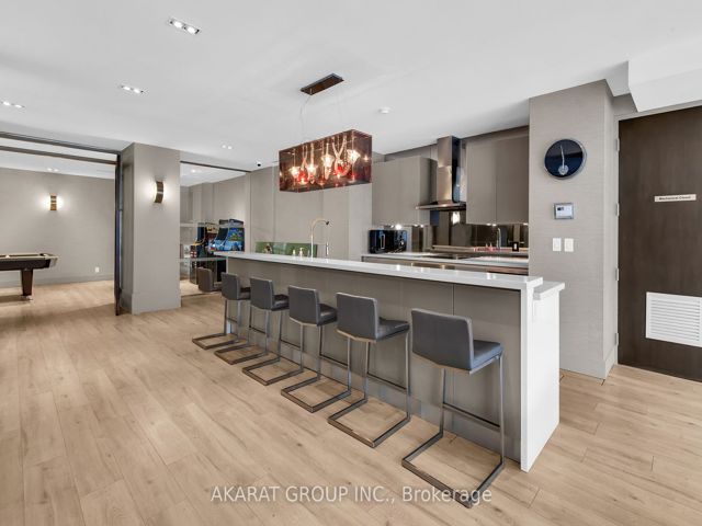 1010 - 399 Adelaide St W