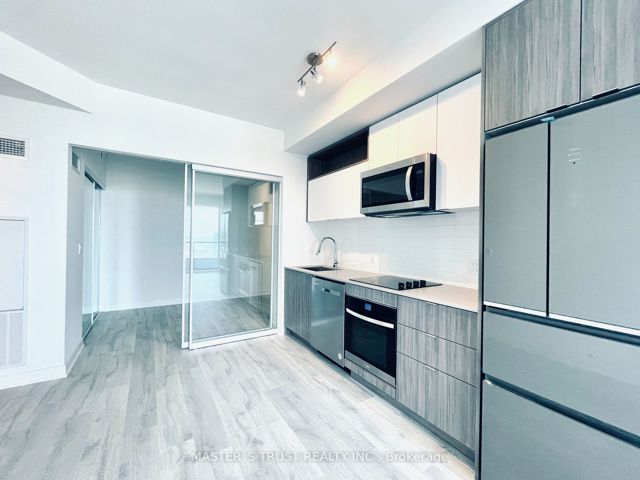 2806 - 70 Princess St
