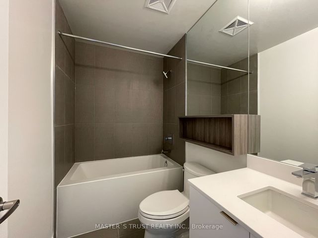 2806 - 70 Princess St