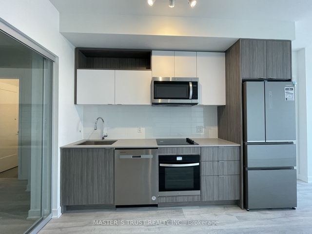 2806 - 70 Princess St