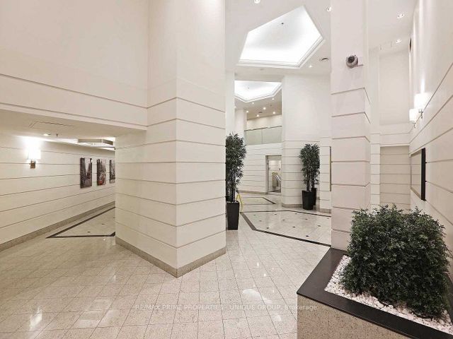 504 - 717 Bay St