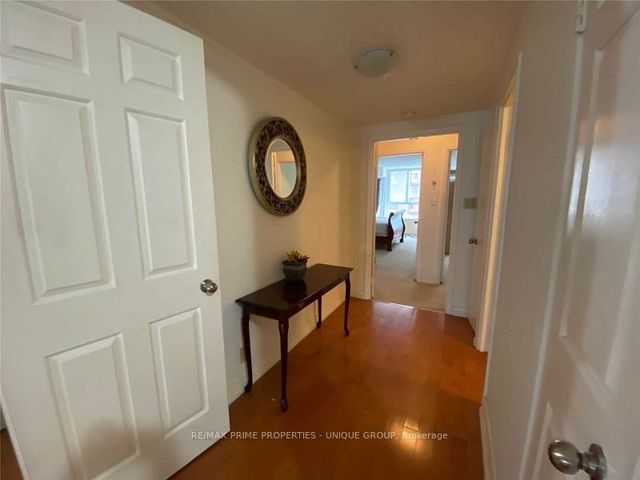 504 - 717 Bay St