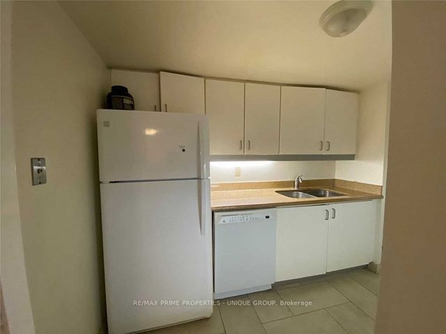504 - 717 Bay St