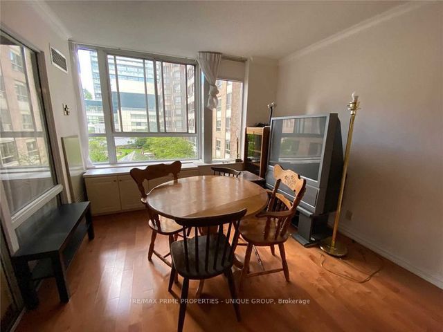 504 - 717 Bay St