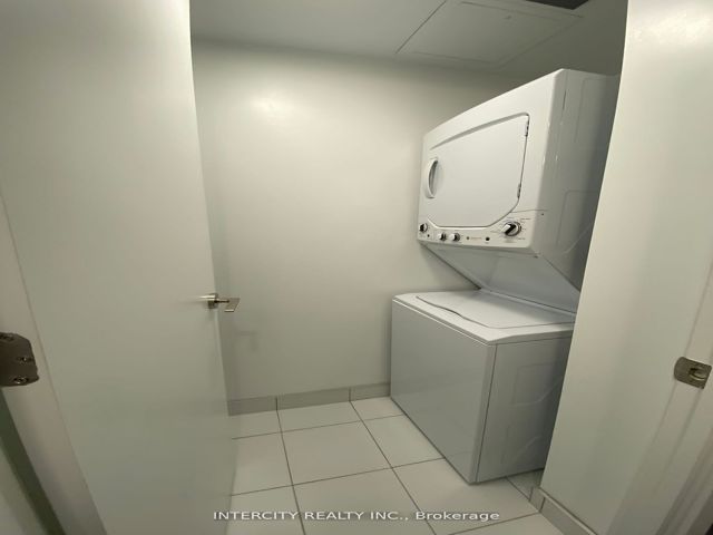 1407 - 39 Roehampton Ave