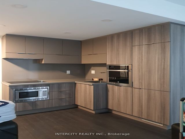 1407 - 39 Roehampton Ave